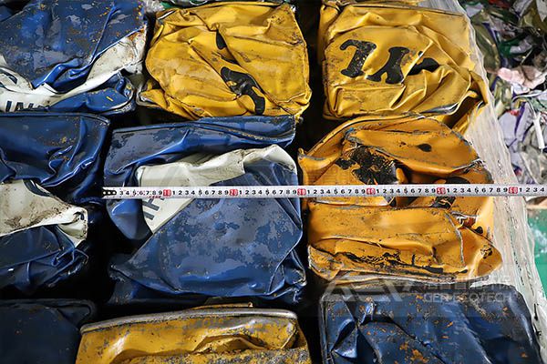 壓縮后的危廢桶