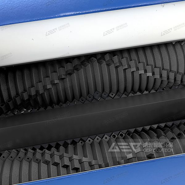 雙單軸撕碎機(jī)特寫(xiě)圖片