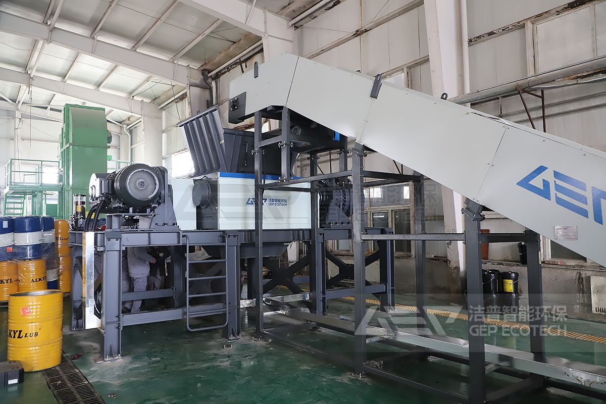 廢包裝桶撕碎機(jī)