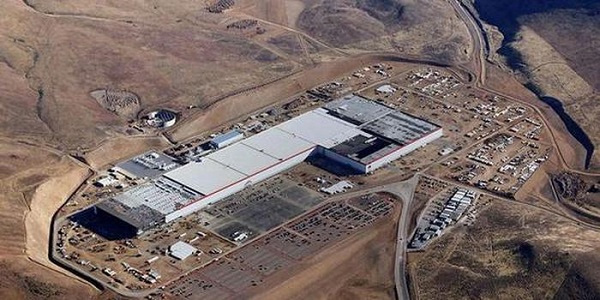 隨著工業(yè)固體廢物的增加，國家會增加固廢處理市場投資，同時，該行業(yè)的企業(yè)規(guī)模會逐漸變大，兼并收購增加。據(jù)國家環(huán)保局統(tǒng)計，全國累計堆積的工業(yè)固體廢物已達(dá)到66億噸，占地約5.5萬傾。有些大型企業(yè)雖然建起了填埋場，但由于沒有采取嚴(yán)格的防滲措施和缺乏科學(xué)的管理，仍存在污染地下水的情況。此外，每年還有超過2000萬噸的工業(yè)固體廢物排入環(huán)境，其中約有1/3直接排入天然水體，成為地表水和地下水的重要污染源之一。據(jù)不完全統(tǒng)計，全國每年由固體廢物造成的環(huán)境污染事故約100起左右，由此造成的環(huán)境糾紛也時有發(fā)生。 工業(yè)固體廢物按危害狀況可分為一般工業(yè)固體廢物和危險廢物。危險廢物指易燃、易爆, 具腐蝕性、傳染性、放射性有毒有害廢物, 除固態(tài)廢物外, 半固態(tài)、液態(tài)危險廢物在環(huán)境管理中通常也劃入危險廢物一類進(jìn)行管理。工業(yè)廢物消極堆存不僅占用大量土地，造成人力物力的浪費，而且許多工業(yè)廢渣含有易溶于水的物質(zhì)，通過淋溶污染土壤和水體。粉狀的工業(yè)廢物，隨風(fēng)飛揚，污染大氣，有的還散發(fā)臭氣和毒氣。有的廢物甚至淤塞河道，污染水系，影響生物生長，危害人身健康?？偟膩碚f, 工業(yè)固體廢物會造成土壤、水體和空氣的污染, 而其中的危險廢棄物可以對大類造成極人的危害, 因此, 必須采取措施, 進(jìn)行合理的管理與處理。 我國在近年來對固體廢物的管理越來越重視，對固體廢物的再生利用得到了較大的發(fā)展。在20世紀(jì)90年代之前，工業(yè)固體廢物的綜合利用率不足30%，進(jìn)入20世紀(jì)90年代后，工業(yè)固體廢物的綜合利用率在逐年提高，到20世紀(jì)末期，我國工業(yè)固體廢物的綜合利用率已經(jīng)超過了50%，同時，歷年堆存的工業(yè)固體廢物量開始呈現(xiàn)逐年降低的趨勢，雖然歷年堆積量的降低率還不足1%，但已遏制住工業(yè)固體廢物堆積量逐年增加的趨勢。 工業(yè)固廢處理領(lǐng)域也有較大發(fā)展空間。若能達(dá)成《大宗工業(yè)固體廢棄物綜合利用發(fā)展”十二五”規(guī)劃》，則到2015年全國工業(yè)固廢市場產(chǎn)值將達(dá)到5000億元，預(yù)計2017年我國工業(yè)固廢處理市場年產(chǎn)值將突破6000億元。研究發(fā)現(xiàn)新的工業(yè)固廢處理技術(shù)，解決目前工業(yè)生、生產(chǎn)所面臨的環(huán)境問題，是保護(hù)環(huán)境迫切需要解決的問題。當(dāng)下固廢管理日漸趨嚴(yán)，為進(jìn)一步提高工業(yè)固體廢物的處置效率，潔普環(huán)保致力于研發(fā)高精尖的垃圾破碎機(jī)技術(shù)，專業(yè)制造工業(yè)固廢破碎設(shè)備。設(shè)備質(zhì)量堅固、設(shè)計完美、性能優(yōu)越。在作業(yè)過程中，該設(shè)備高效、環(huán)保又經(jīng)濟(jì)，深受世界范圍客戶信賴。 潔普環(huán)保智能工業(yè)固廢破碎設(shè)備特點： 1整體式刀箱堅固耐磨，延長設(shè)備使用壽命，節(jié)約了維護(hù)成本； 2. 定刀可獨立拆卸，極大減少了工人工作量，提高了生產(chǎn)連續(xù)性； 3. 進(jìn)口軸承耐負(fù)荷高、壽命長，防塵防水防污，保障了機(jī)器連續(xù)穩(wěn)定運行； 4.動刀采用歐洲進(jìn)口材料制造，經(jīng)過熱處理，使用壽命長； 5. 采用西門子PLC觸摸屏控制柜，配置精致電氣元器件，穩(wěn)定性好，易操作； 6. GEP智能化專利技術(shù)，實現(xiàn)自動潤滑、智能監(jiān)測、異常報警，遇不可破碎物自動反轉(zhuǎn)等功能。 數(shù)量龐大、種類繁多、成分復(fù)雜、處理較困難等特點，我國工業(yè)固廢綜合利用產(chǎn)業(yè)與發(fā)達(dá)國家相比，工業(yè)固廢綜合利用行業(yè)整體效益差，普遍存在重發(fā)展輕質(zhì)量、要政策不講效益問題，在很大程度上制約了工業(yè)固廢綜合利用產(chǎn)業(yè)的持續(xù)健康發(fā)展。今年5月份，又有一波新政助力。工業(yè)和信息化部發(fā)布了《工業(yè)固體廢物資源綜合利用評價管理暫行辦法》和《國家工業(yè)固體廢物資源綜合利用產(chǎn)品目錄》，旨在建立科學(xué)規(guī)范的工業(yè)固體廢物資源綜合利用評價制度，通過關(guān)鍵共性技術(shù)的研發(fā)、應(yīng)用和推廣，推動工業(yè)固體廢物資源綜合利用，實現(xiàn)產(chǎn)業(yè)規(guī)?；⒏咧祷?、集約化發(fā)展。除去政策上的不斷完善，在執(zhí)行層面，我國工業(yè)固廢資源化道路也在大步向前。今年以來，黨中央國務(wù)院高度重視固體廢物管理工作，啟動了固體廢物污染環(huán)境法的修訂和執(zhí)法檢查相關(guān)工作，并在長江經(jīng)濟(jì)帶等重點地區(qū)開展固體廢物大排查，嚴(yán)格固體廢物全過程的管理。另外，各類污染防治攻堅戰(zhàn)的打響，為我國工業(yè)固廢的資源化利用，尤其是高質(zhì)量發(fā)展提供了難得的機(jī)遇。