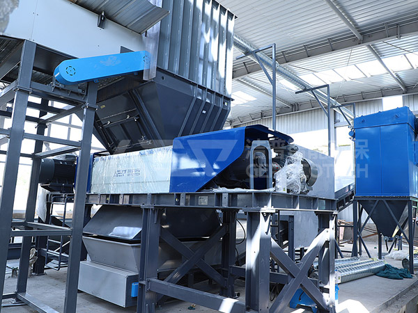 鄭州市管城區(qū)生活垃圾分揀中心設(shè)備安裝現(xiàn)場