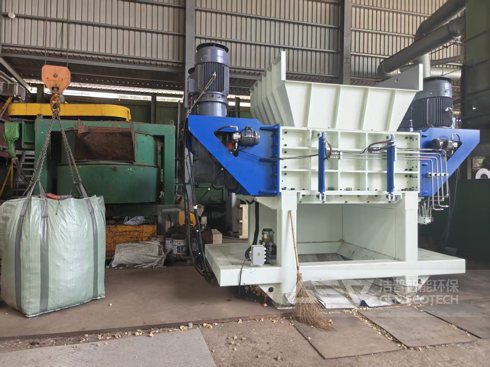 四軸撕碎機(jī)處理汽車配件現(xiàn)場