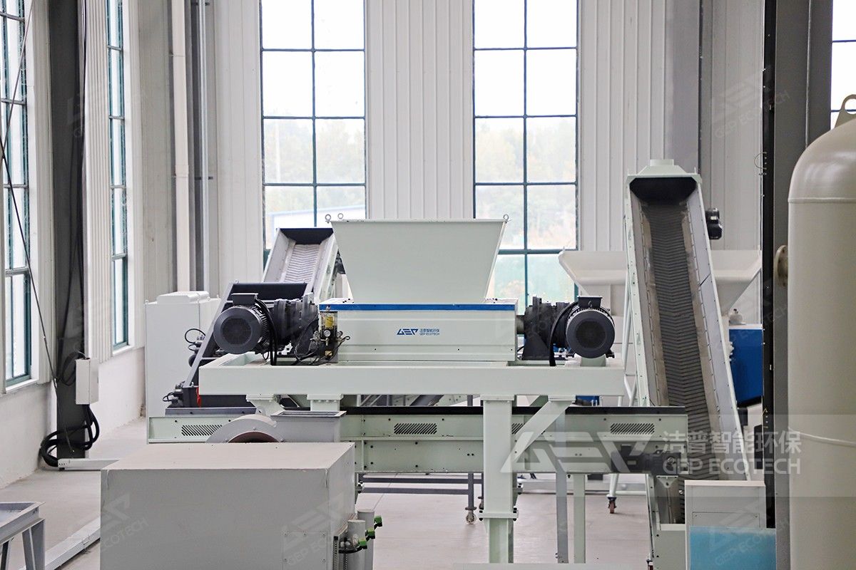 廢舊輪胎撕碎機(jī)